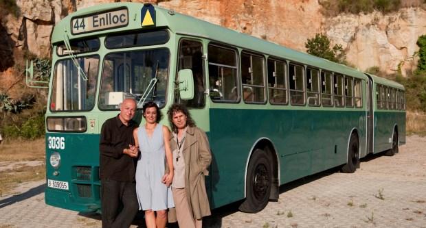 Els intèrprets davant del bus de finals dels anys 60 / Pep Herrero Els intèrprets davant del bus de finals dels anys 60 / Pep Herrero