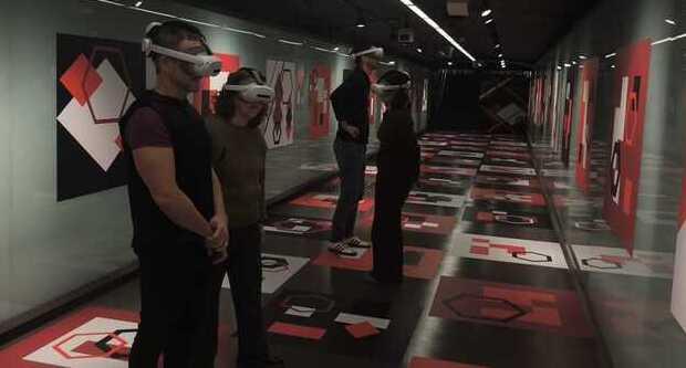 Visita a l'exposició immersiva / Foto: Laura Martínez (TMB)