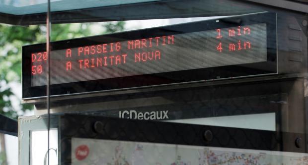Pantalla d'informació a l'usuari en una parada d'autobús del carrer de Sants / M. Á. Cuartero