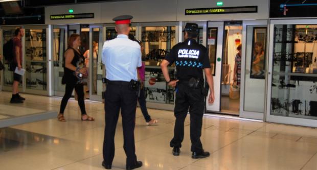 Agents dels Mossos d’Esquadra i de la policia nacional a l'estació de Llefià de la línia 10 / Ajuntament de Badalona