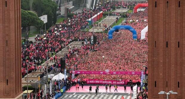 La Cursa de la Dona reuneix cada any una enorme 'marea rosa'