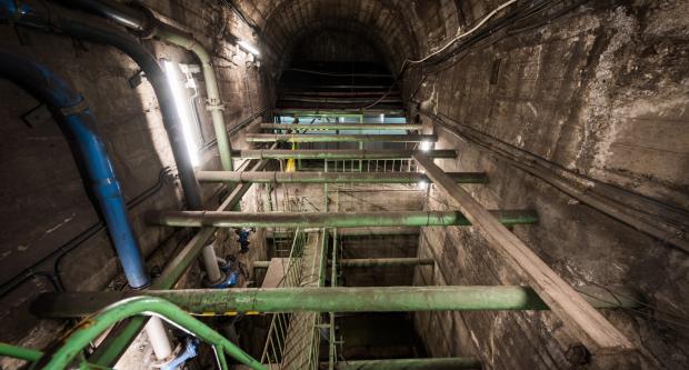 Interior del pou de Badal amb les conduccions que transporten l'aigua al dipòsit municipal / Pep Herrero
