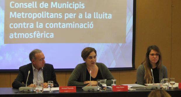 Antoni Poveda, Ada Colau i Janet Sanz en la constitució del Consell de Municipis Metropolitans contra la contaminació / AMB