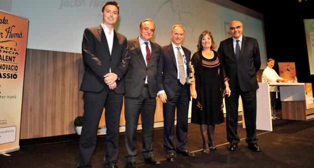 Tomas Diago, fundador de Softonic, guanyadora del 2013; Manuel del Castillo, director gerent de l'Hospital Sant Joan de Déu de Barcelona; César Molins, director general d'AMES; Anna Fornés, directora de la Fundació Factor Humà, i Salvador Alemany, president d'Abertis / Hora Punta Tomas Diago, fundador de Softonic, guanyadora del 2013; Manuel del Castillo, director gerent de l'Hospital Sant Joan de Déu de Barcelona; César Molins, director general d'AMES; Anna Fornés, directora de la Fundació Factor Humà, i Salvador Alemany, president d'Abertis / Hora Punta