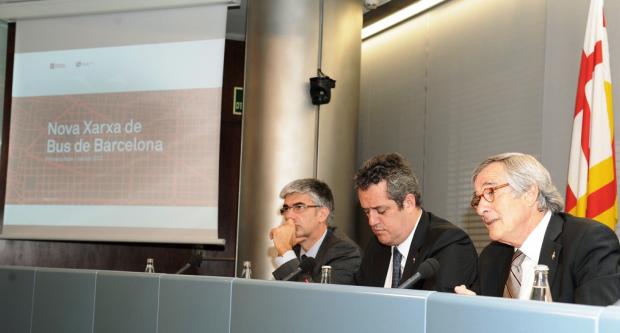 L’alcalde, Xavier Trias, en primer terme, al costat del president de TMB, Joaquim Forn, i el director general d’Autobusos, Jaume Tintoré, en l’acte de presentació / Ajuntament de Barcelona