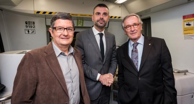 Tejedor, Vila i Trias a la zona frontal del tren de proves, abans de sortir de l'estació d'Aeroport T2 / Pep Herrero Tejedor, Vila i Trias a la zona frontal del tren de proves, abans de sortir de l'estació d'Aeroport T2 / Pep Herrero