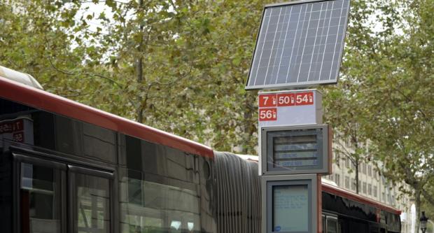 Pal de parada alimentat per energia solar, amb les dues pantalles d'informació, a la Gran Via / M. Á. Cuartero
