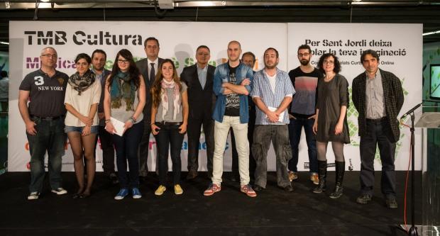 Imatge de grup amb els guanyadors, finalistes i part del jurat de la 7a edició del Concurs de Relats Curts / Pep Herrero