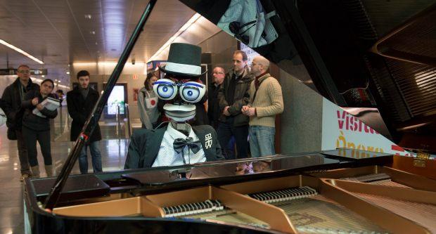 El robot del Maria Canals tocant el piano a Diagonal / Miguel Ángel Cuartero