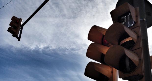 Semàfor exclusiu per al bus amb rellotge de compte enrere, situat al carrer Tarragona / Hora Punta