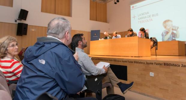 Un moment de la sessió informativa corresponent al districte de Gràcia, a la biblioteca Jaume Fuster / Miguel Ángel Cuartero