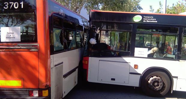 La col·lisió simulada entre els dos cotxes, suposadament autocars de línies de mitjana distància / TMB