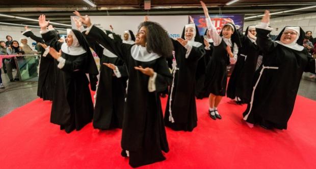 Les actrius de 'Sister Act' representant parts del musical a l'estació de metro d'Universitat / Pep Herrero Les actrius de 'Sister Act' representant parts del musical a l'estació de metro d'Universitat / Pep Herrero