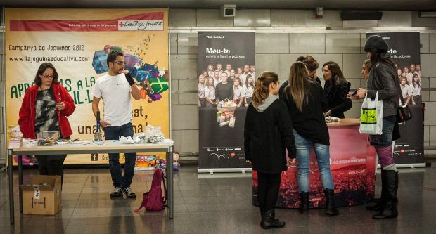 Estand de recollida de joguines a l'estació de metro d'Universitat / Pep Herrero