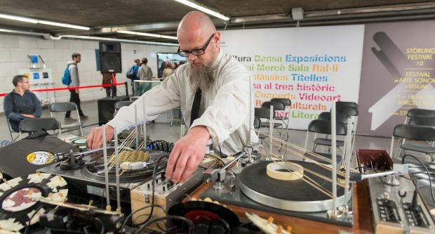 L'artista Christoph Hess en un moment de l'actuació al metro d'Universitat / Miguel Ángel Cuartero L'artista Christoph Hess en un moment de l'actuació al metro d'Universitat / Miguel Ángel Cuartero