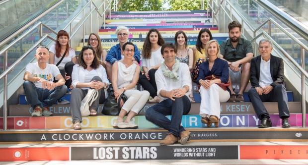 Organitzadors del Swab Barcelona, artistes participants i responsables de la Fundació TMB ahir a l'accés de Passeig de Gràcia L2 / Miguel Ángel Cuartero