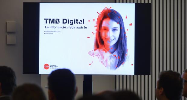 Imatge de la campanya "TMB Digital. La informació viatja amb tu" en una pantalla de l'acte de presentació / Pep Herrero Imatge de la campanya "TMB Digital. La informació viatja amb tu" en una pantalla de l'acte de presentació / Pep Herrero