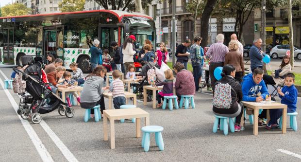 Taller de TMB Educa a la Diagonal, amb motiu del Dia Sense Cotxes 2015 / Miguel Ángel Cuartero