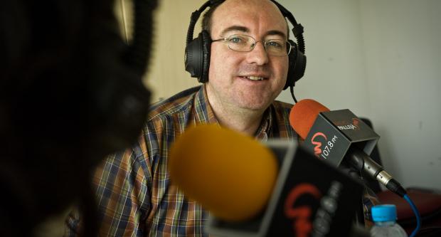 Jordi, mentre treballa a Ràdio Pallejà