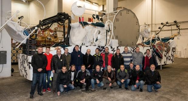 Fotografia dels voluntaris davant d'una carrossa reial a Triangle / Pep Herrero Fotografia dels voluntaris davant d'una carrossa reial a Triangle / Pep Herrero
