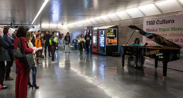 Usuaris del metro gaudint d'una actuació / Pep Herrero