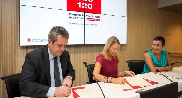 Joaquim Forn, president de TMB; Neus Munté, consellera de Benestar i Família, i Montse Gatell, directora de l'Institut Català de les Dones, en l'acte de firma del conveni / Pep Herrero