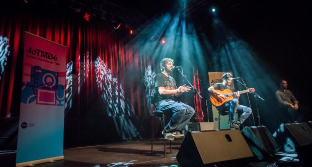 Els dos components d'Estopa a l'escenari de la sala Tete Montoliu ahir al vespre / Pep Herrero