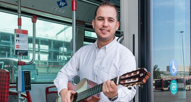 Edu Meléndez amb la guitarra que fa servir per composar les seves cançons / Foto: Pep Herrero