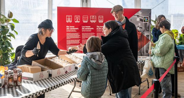 Una família GenTMB recollint la xocolata / Foto: Pep Herrero
