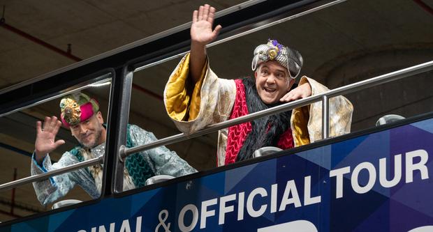 Els patges reials a la seva arribada al #NADALde100 a bord d'un bus turístic / Foto: Miguel Ángel Cuartero (TMB)