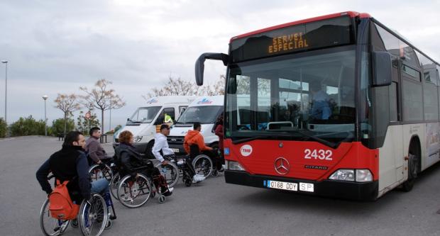 Imatge de passatgers amb cadira de rodes pujant al bus