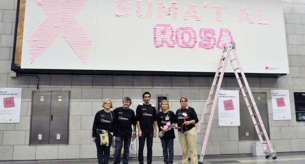 Construcció del gran llaç rosa a l'estació Pg. de Gràcia / M. A. Cuartero