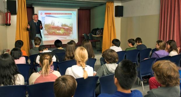 Moment d’una de les sessions del nou taller 'I tu, com et mous?' a l’escola Sagrada Família / Miguel Ángel Cuartero