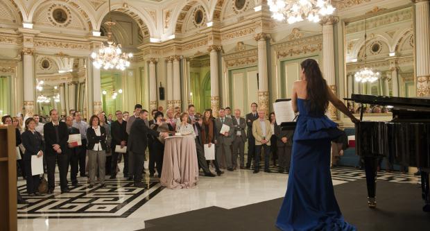 Vista del Saló dels Miralls amb els homenatjats i la soprano cantant / M. Á. Cuartero