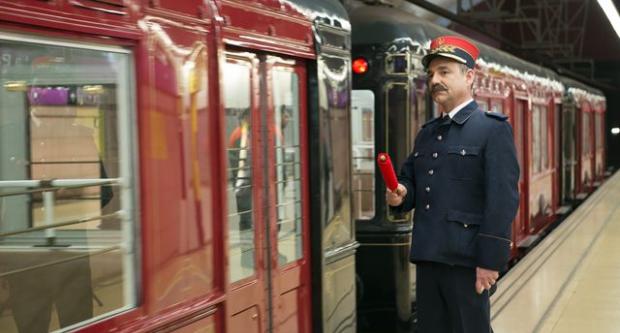 El cap d'estació donant la sortida al primer comboi del Gran Metro / Miguel Á. Cuartero