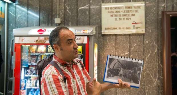 El guia, Manuel Marina, en un moment de la ruta, a l'estació de Catalunya / Miguel Ángel Cuartero