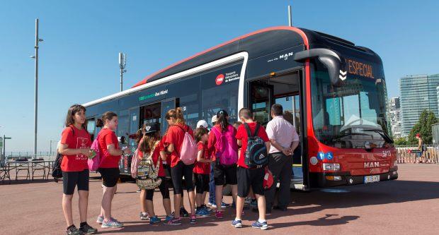 Un grup d'alumnes de Primària al taller amb el bus híbrid / Miguel Ángel Cuartero