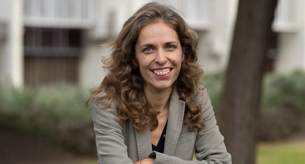 La Marta Franco, als jardins de les oficines centrals de Zona Franca / Foto: Miguel Ángel Cuartero