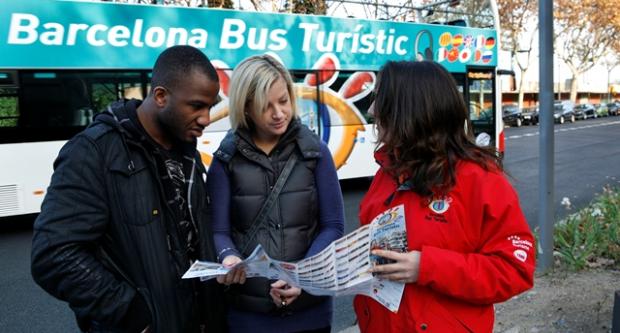 Una guia del Barcelona Bus Turístic donant informació als usuaris / Sílvia T. Colmenero