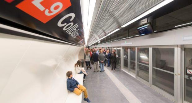 Alguns dels visitants a l'andana de la nova estació de Collblanc de la línia 9 de metro / Miguel Ángel Cuartero 