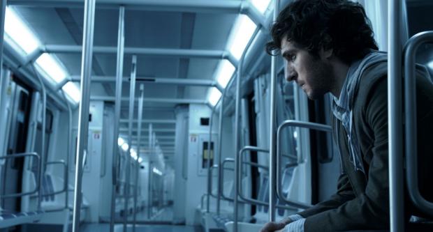Fotograma del film on apareix Quim Gutiérrez viatjant a l'interior d'un tren de la L1 / Productora