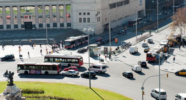 Autobusos entre el trànsit privat a la plaça d'Espanya / M. Á. Cuartero