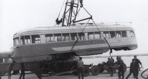 Tramvia de la sèrie 1600 durant la seva descàrrega al Port de Barcelona / Arxiu TMB