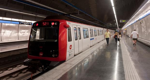 Tren abandonant l'estació d'El Carmel, de la línia 5 / Pep Herrero Tren abandonant l'estació d'El Carmel, de la línia 5 / Pep Herrero