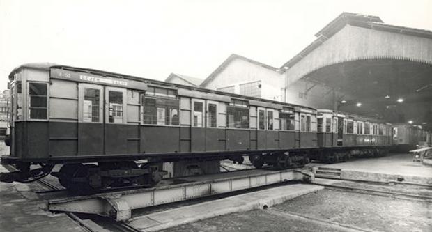 Un dels trens de la sèrie 300 als tallers de Lesseps / Arxiu TMB