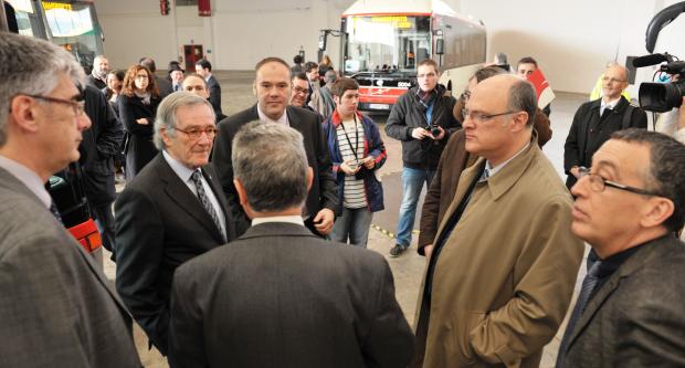 L'alcalde, Xavier Trias, atén les explicacions sobre els nous autobusos híbrids / M. Á. Cuartero L'alcalde, Xavier Trias, atén les explicacions sobre els nous autobusos híbrids / M. Á. Cuartero