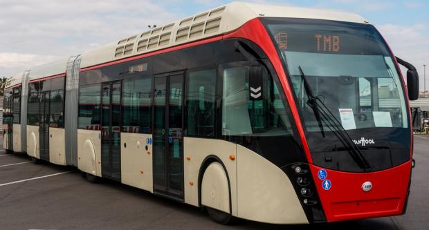 El primer biarticulat Van Hool fotografiat a la cotxera de Zona Franca / Pep Herrero El primer biarticulat Van Hool fotografiat a la cotxera de Zona Franca / Pep Herrero