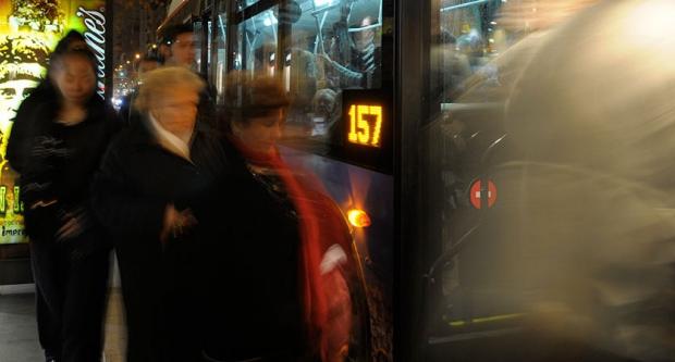 Viatgeres a punt de pujar al bus 157 / Pep Herrero Viatgeres a punt de pujar al bus 157 / Pep Herrero