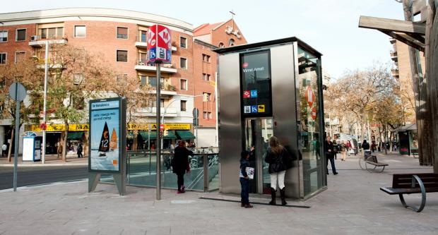 Accessos al nou vestíbul del metro des del centre de la plaça de Virrei Amat / M. Á. Cuartero