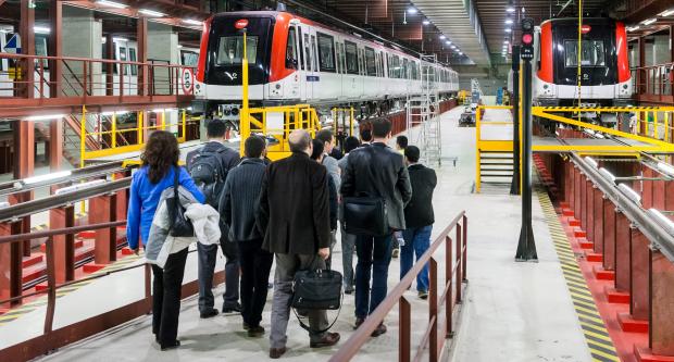 La delegació turca visitant els tallers de la línia 9/10 a Can Zam / Pep Herrero